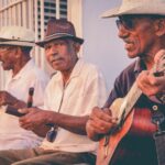 Ancianos cubanos tocando