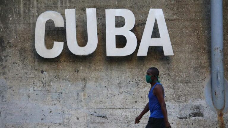 Un hombre con mascarilla en La Habana