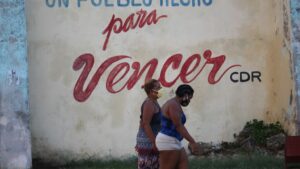 Dos mujeres con mascarillas en Cuba durante la pandemia de coronavirus