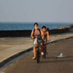 Ciclistas con mascarilla en La Habana