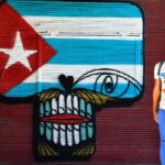 Una persona con mascarilla camina por una de las calles de La Habana