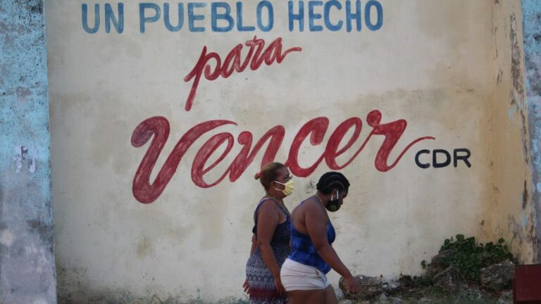 Dos mujeres con mascarillas en Cuba durante la pandemia de coronavirus