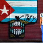 Una persona con mascarilla camina por una de las calles de La Habana