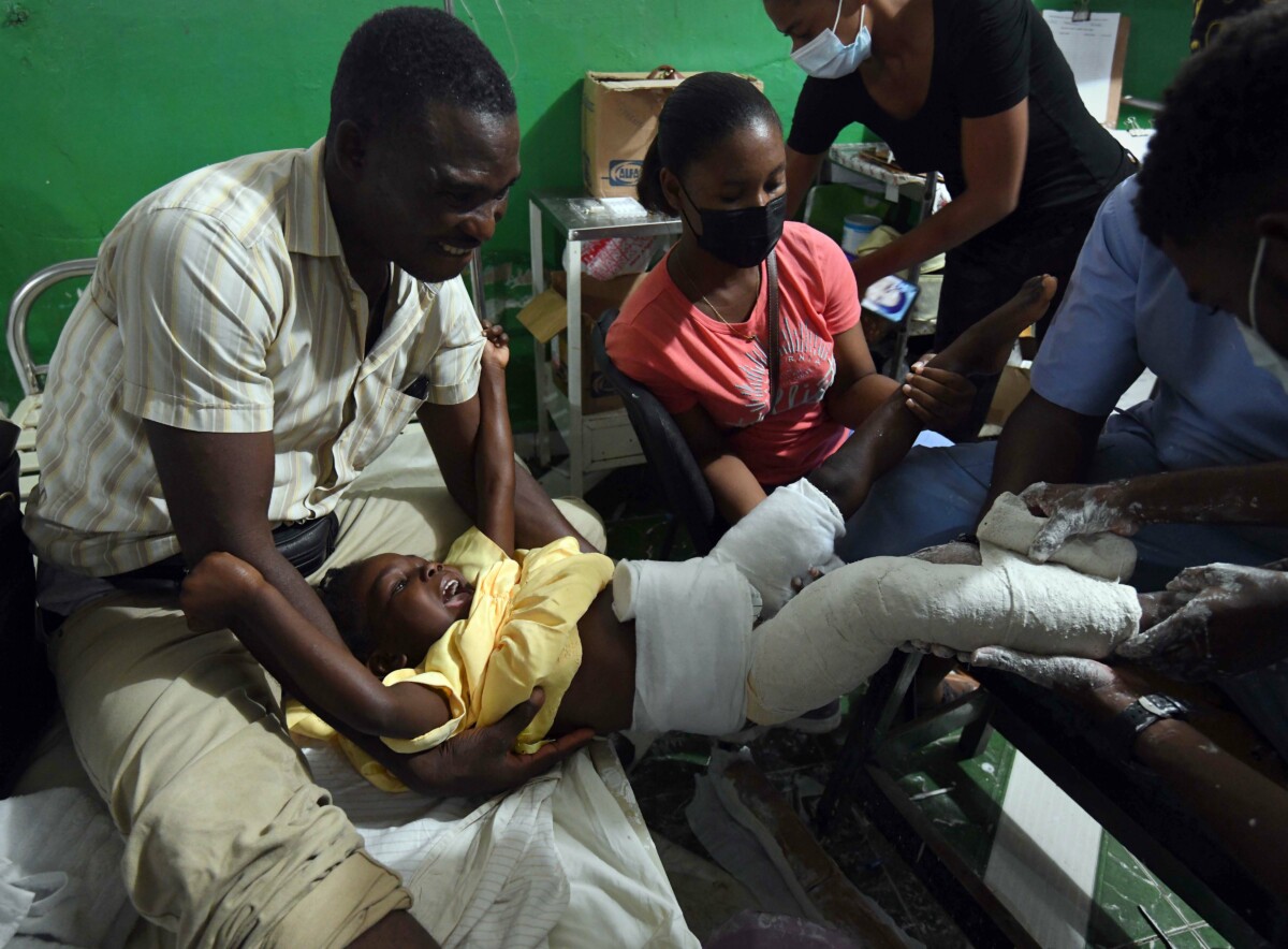 17 August 2021, Haiti, Les Cayes: Christine Paula Junior screams as she gets treatment at Immaculate Conception Hospital after being injured following a massive earthquake in Les Cayes, Haiti. The death toll from the earthquake that hit Haiti at the weekend has risen by more than 500 to 1,941. Photo: Carol Guzy/ZUMA Press Wire/dpa 17/8/2021 ONLY FOR USE IN SPAIN