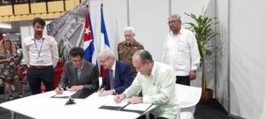 El ministro de Energía y Minas de Cuba, Liván Arronte, y el embajador francés en La Habana, Patrice Paolo. - MINISTERIO DE ENERGÍA DE CUBA