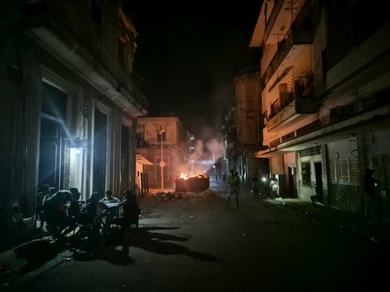 Una hogera encendida en una calle de Cuba durante un apagón. (Foto: Nick Kaiser - dpa)