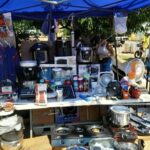 Mesa de venta con electrodomésticos y artículos del hogar en un mercado informal en La Habana