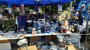 Mesa de venta con electrodomésticos y artículos del hogar en un mercado informal en La Habana