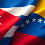 Banderas de Cuba y Venezuela ondeando juntas en un acto de unidad.