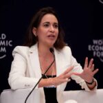 María Corina Machado hablando en un evento del Foro Económico Mundial
