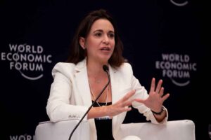 María Corina Machado hablando en un evento del Foro Económico Mundial