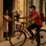 xHombre entrega ramo de flores a mujer en La Habana