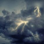 Nubes oscuras con relámpagos durante una tormenta tropical