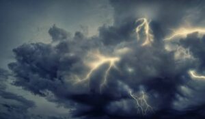 Nubes oscuras con relámpagos durante una tormenta tropical