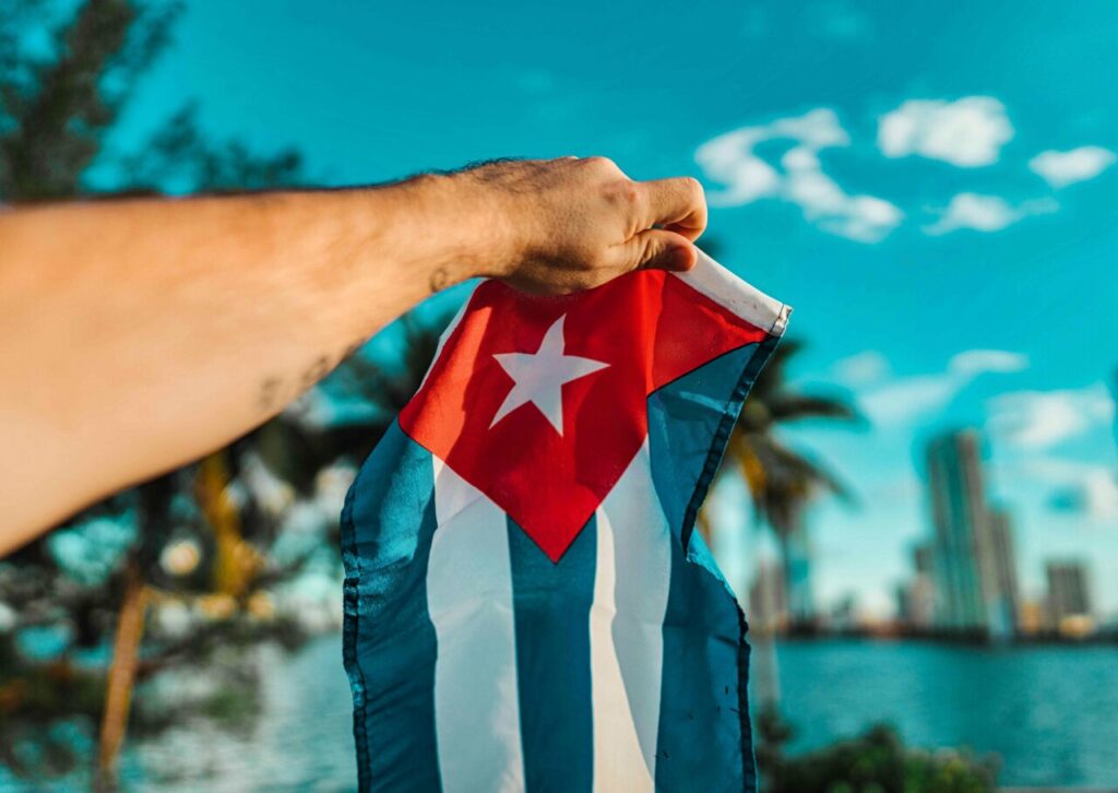 Persona sosteniendo la bandera de Cuba en Miami