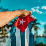 Persona sosteniendo la bandera de Cuba en Miami