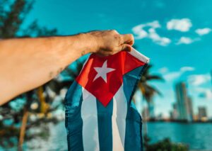 Persona sosteniendo la bandera de Cuba en Miami
