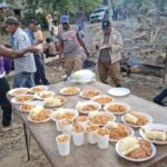 Personas reciben comida en una zona afectada por el huracán Melissa en Cuba (Foto: Julio A. Larramendi)