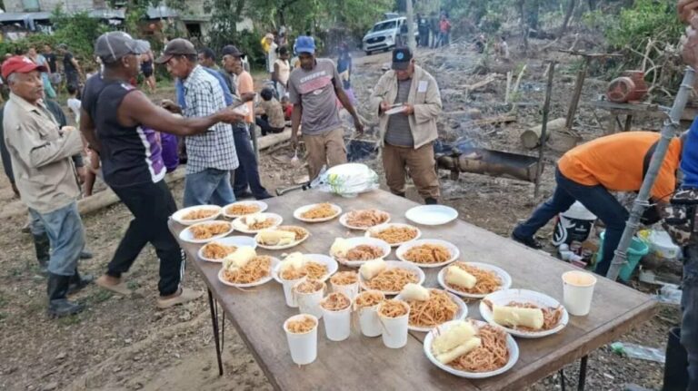 Personas reciben comida en una zona afectada por el huracán Melissa en Cuba (Foto: Julio A. Larramendi)