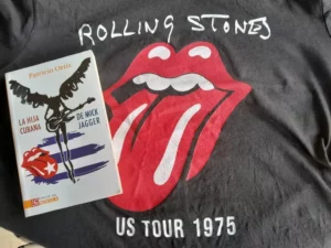'La hija cubana de Mick Jagger' de Patricio Ortiz, colocado sobre una camiseta de los Rolling Stones.