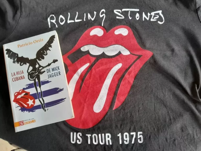 'La hija cubana de Mick Jagger' de Patricio Ortiz, colocado sobre una camiseta de los Rolling Stones.