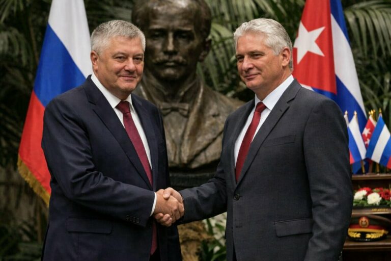 Ministro ruso y presidente cubano estrechan manos en reunión oficial