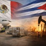 Avión cargando ayuda humanitaria entre banderas de México y Cuba