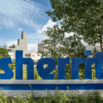 Cartel de la planta de Sherritt en Cuba rodeado de vegetación