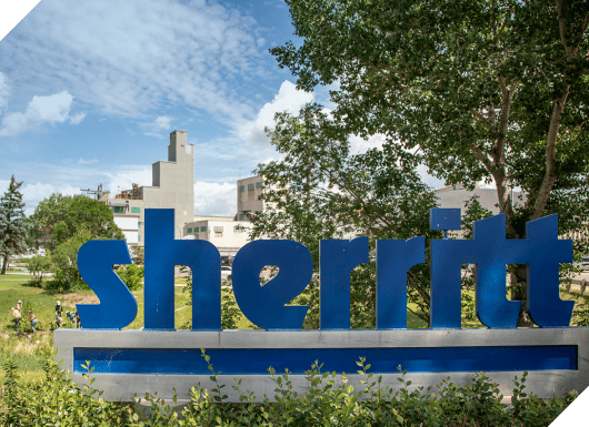 Cartel de la planta de Sherritt en Cuba rodeado de vegetación