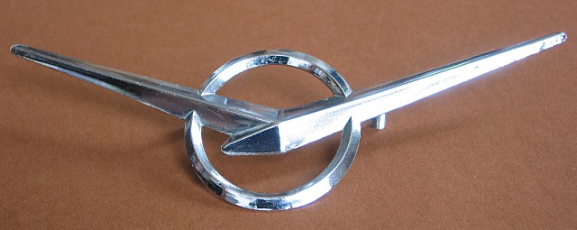 Emblema de la marca UAZ, fabricante de vehículos rusos.