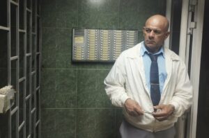 Agente de seguridad Tomás Leyva en su turno nocturno en La Habana