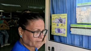 Mujer frente a la puerta de una sucursal del Banco Metropolitano en La Habana