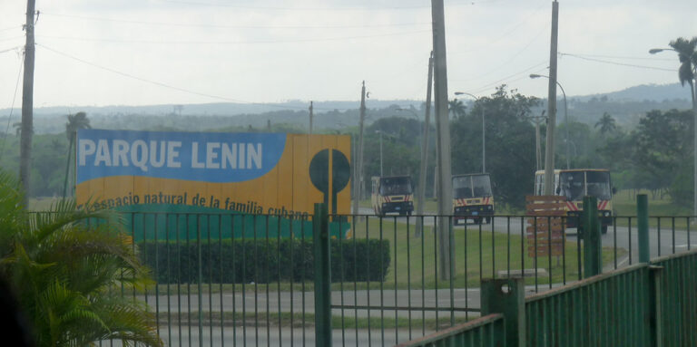 Cartel del Parque Lenin en La Habana