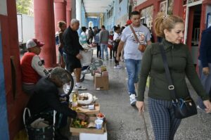 Vendedores informales comercializan productos en el exterior de un edificio en La Habana. La vida cotidiana de muchos cubanos se ha visto condicionada por los continuos cortes eléctricos. La venta ambulante es una manera de mejorar el ingreso, incluso para las personas empleadas. Imagen: Jorge Luis Baños / IPS
