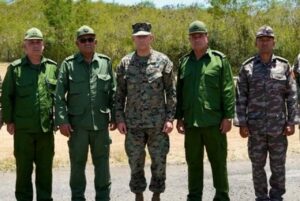 El comandante del SOUTHCOM, Francis L. Donovan, se reunió hoy con el general Roberto Legrá Sotolongo, primer viceministro del Jefe del Estado Mayor General, y otros altos mandos del ejército cubano en Guantánamo (Foto: Ejército de EEUU)