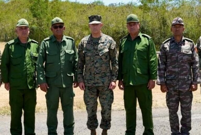 El comandante del SOUTHCOM, Francis L. Donovan, se reunió hoy con el general Roberto Legrá Sotolongo, primer viceministro del Jefe del Estado Mayor General, y otros altos mandos del ejército cubano en Guantánamo (Foto: Ejército de EEUU)