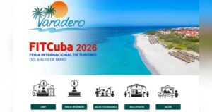 Vista panorámica de Varadero con el logo de FITCuba 2026