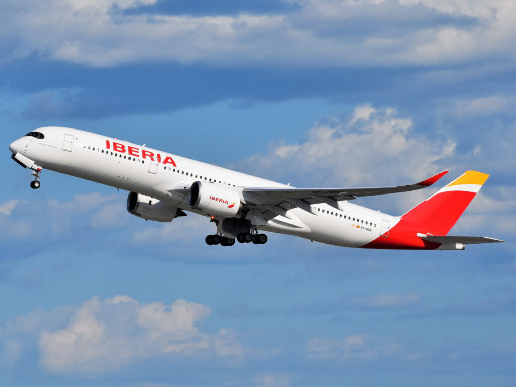 Iberia Airbus A350 despegando del aeropuerto JFK con cielo nublado