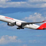Iberia Airbus A350 despegando del aeropuerto JFK con cielo nublado